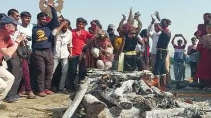 Masan Holi 2023: भूत-प्रेत संग झूमे और खेली चिता भस्म से होली, हरिश्चंद्र घाट पर उमड़ा हुजूम भूत-प्रेत संग झूमे और खेली चिता भस्म से होली