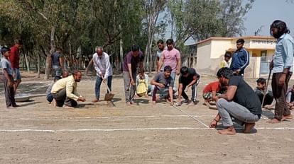 Bhind: चंबल कबड्डी लीग के लिए मैदान तैयार, कई जिलों की टीमों ने रजिस्ट्रेशन कराया मैदान में पिसी हल्दी मिलाते आयोजक
