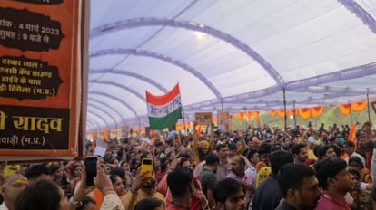 दरबार में हिंदू राष्ट्र के पोस्टर लेकर पहुंचे श्रद्धालु