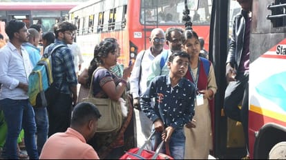 Holi 2023: होली पर घर आने वालों से बढ़ी बस स्टेशन पर भीड़, चालकों, परिचालकों और कर्मचारियों की छुट्टियां रद्द रेलवे बस स्टेशन पर होली के चलते यात्रियों की भीड़भाड़ बढ़ गई है।