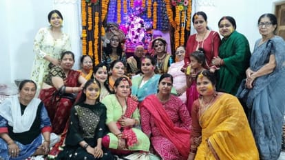 रंगभरी एकादशी: सखियों ने ठाकुर जी को लगाया गुलाल, खेली फूलों की होली Women celebrate Holi with Thakur Ji.