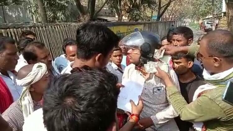 Bihar: बेतिया में घूस ले रहे आवास सहायक को लोगों ने घेरा, जान बचाकर भागा