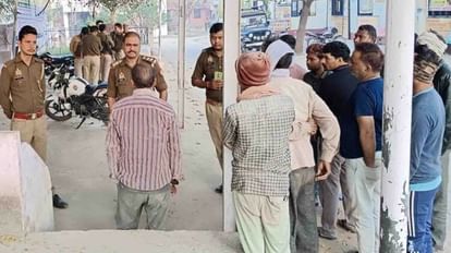 परिजनों से जानकारी लेती पुलिस