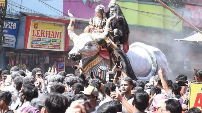 मणिकर्णिका घाट पर चिता भस्म की होली