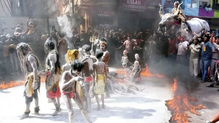 मणिकर्णिका घाट पर चिता भस्म की होली