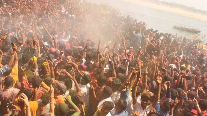 मणिकर्णिका घाट पर चिता भस्म की होली