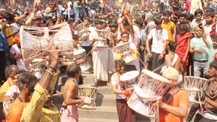 मणिकर्णिका घाट पर चिता भस्म की होली