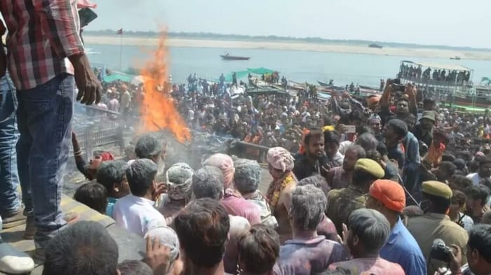 मणिकर्णिका घाट पर चिता भस्म की होली