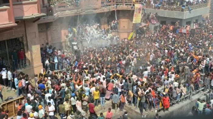 मणिकर्णिका घाट पर चिता भस्म की होली