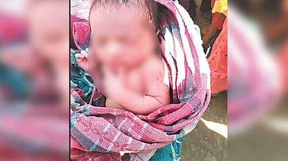 Aligarh News: झाड़ियों में मिला एक दिन का बच्चा, महिला ले पहुंची घर, पुलिस के आने पर लौटाना पड़ा नवजात One day old baby found in bushes woman took it home