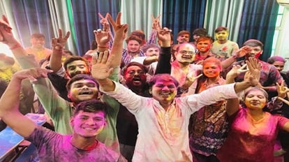 Aligarh News: शिक्षक और छात्र-छात्राओं ने गुलाल लगाकर दी होली की बधाई, प्राकृतिक रंगों से खेलने की दी गई सलाह प्रतिष्ठा आईएएस एकेडमी में होली मिलन समाराेह