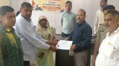 Hathras News: कछपुरा की प्रधान बनीं वीनू, उपचुनाव में 94 वोट से जीतीं प्रधान वीनू को प्रमाण पत्र देते तहसीलदार सुशील कुमार व एडीओ पंचायत रामकिशन सिंह