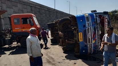 ट्रेलर की टक्कर से पलटी बस।