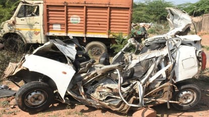 हादसे में क्षतिग्रस्त कार