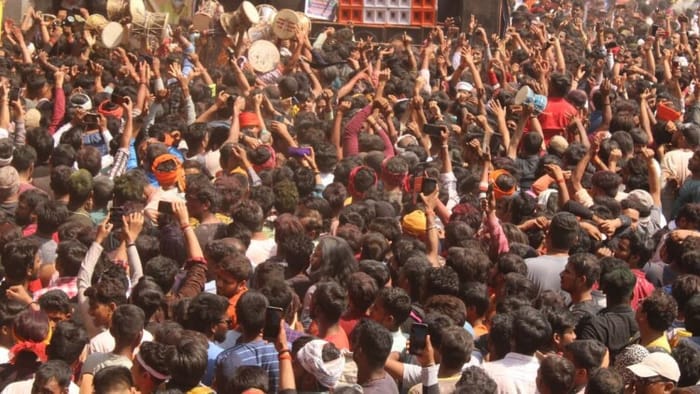 मणिकर्णिका घाट पर चिता भस्म की होली