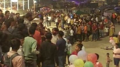 Varanasi: अस्सी घाट पर होली की मस्ती के बीच दो युवकों में मारपीट, ढोल पर नाचने को लेकर हुआ विवाद वायरल वीडियो की स्क्रीनशॉट