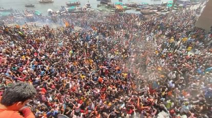 Masane ki Holi: वाराणसी में संवेदनशील इलाके में मंडराए ड्रोन, पुलिस की मौजूदगी के बीच सुरक्षा मानकों की अनदेखी मणिकर्णिका घाट पर चिता भस्म की होली के दौरान भीड़