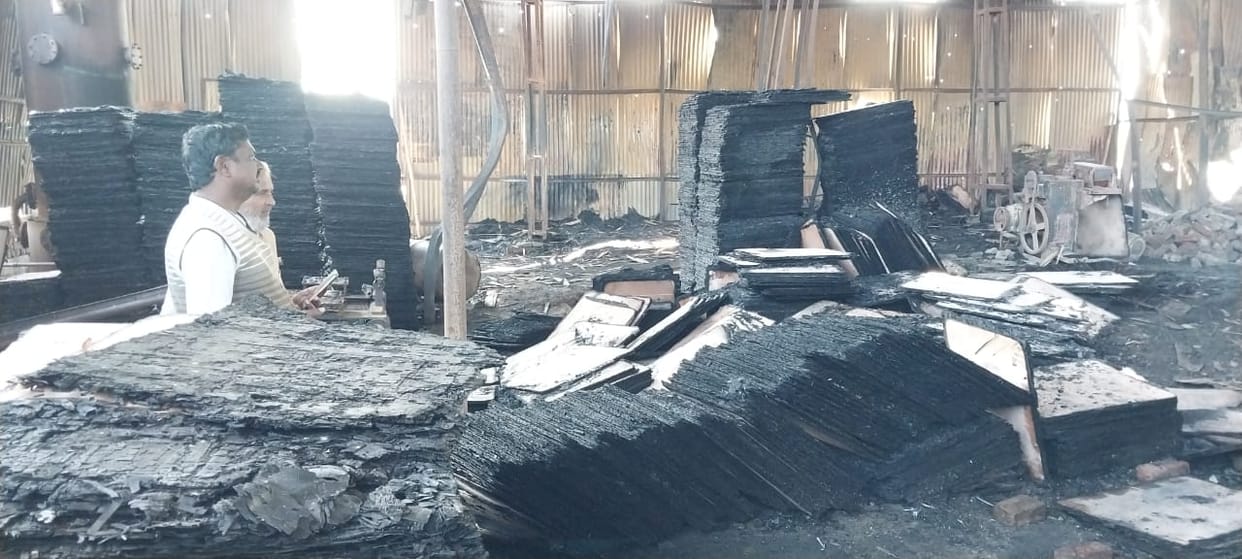 Bijnor News: Fierce fire in plywood factory in Chandpur, loss of crores