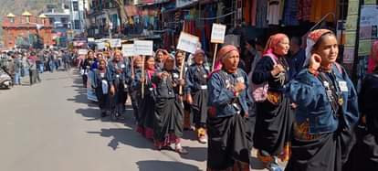 भोटिया जनजाति के लोगों का प्रदर्शन