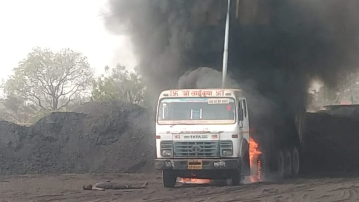 driver burnt alive in truck caught in high tension wire in bilaspur