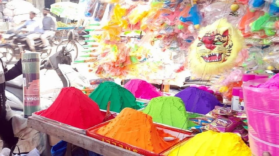 Harmful chemical colors and gulal being sold in the markets of Lakhimpur Kheri
