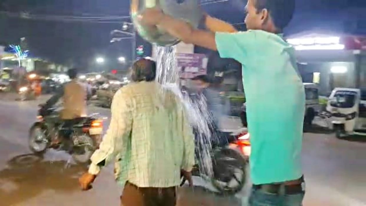 Damoh Drunk person set himself on fire in front of Damoh district hospital