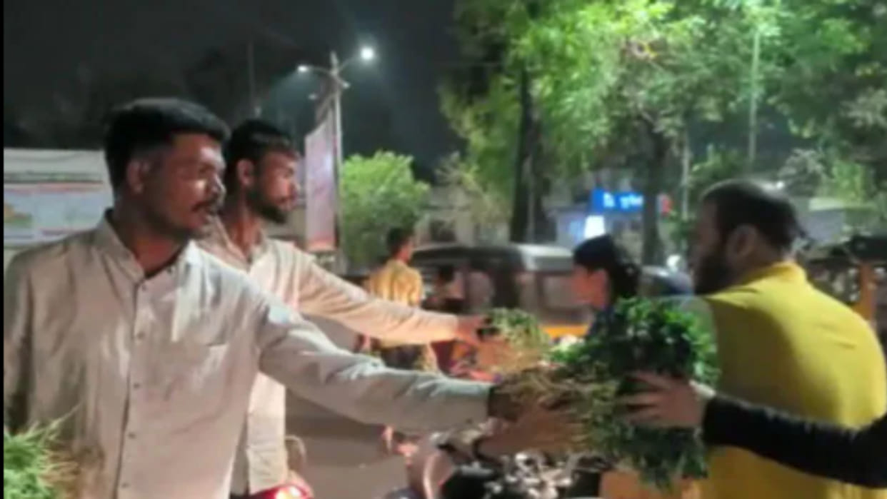 Maharashtra's Farmer Distributes Produce For Free due to Upset Over Poor Price
