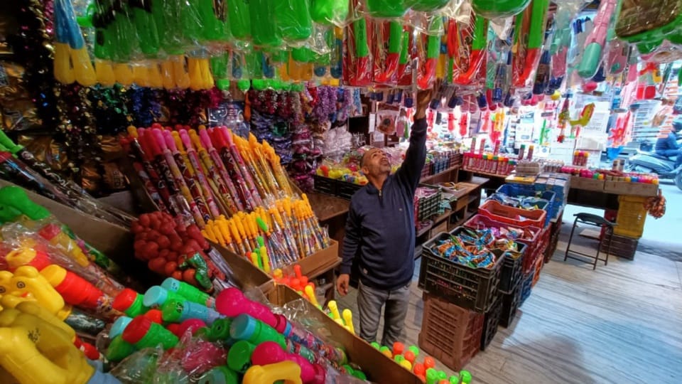 Holi preparations begin Jammu Kashmir, demand for white T-shirts with Rang-Gulal high in shops