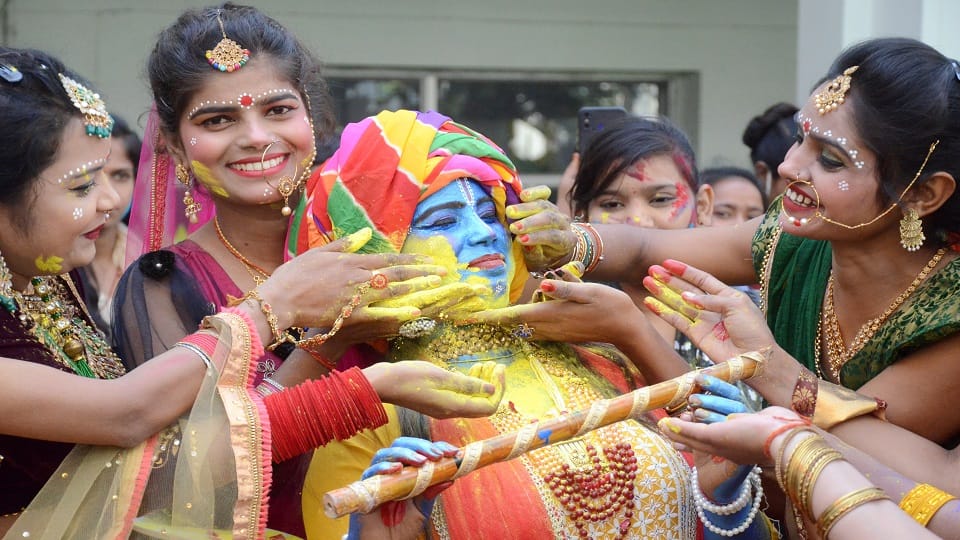 Holi celebration starts with Rangbharni Ekadashi in Bareilly