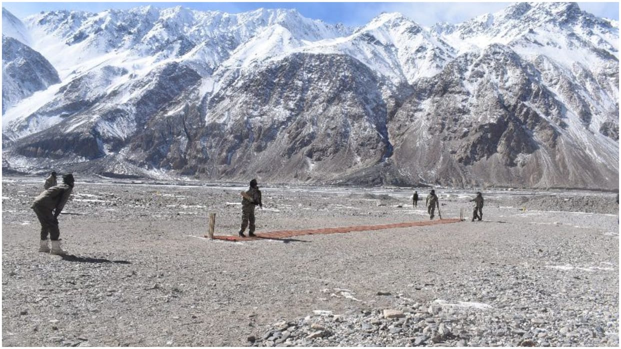 Indian Army Releases Photos of Soldiers Playing Cricket in Galwan Ghati News in Hindi