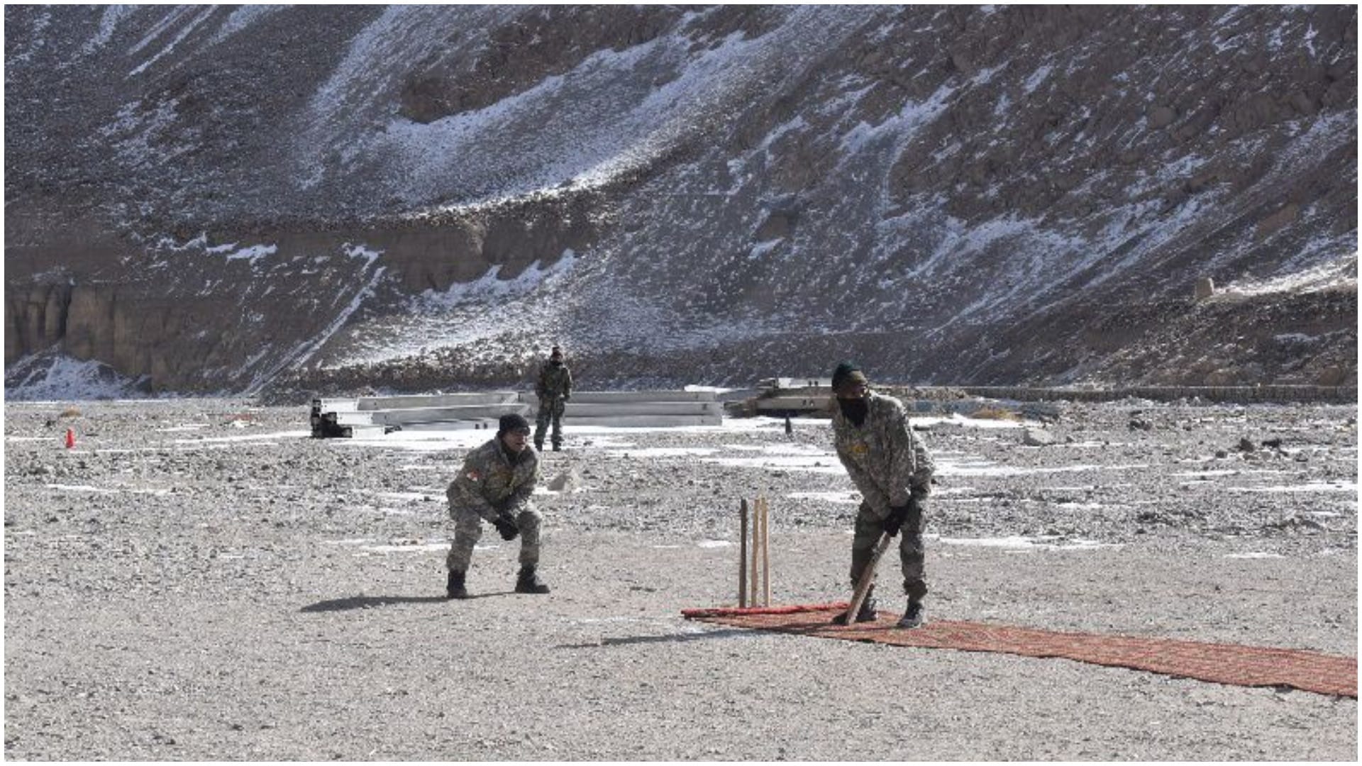 Indian Army Releases Photos of Soldiers Playing Cricket in Galwan Ghati News in Hindi
