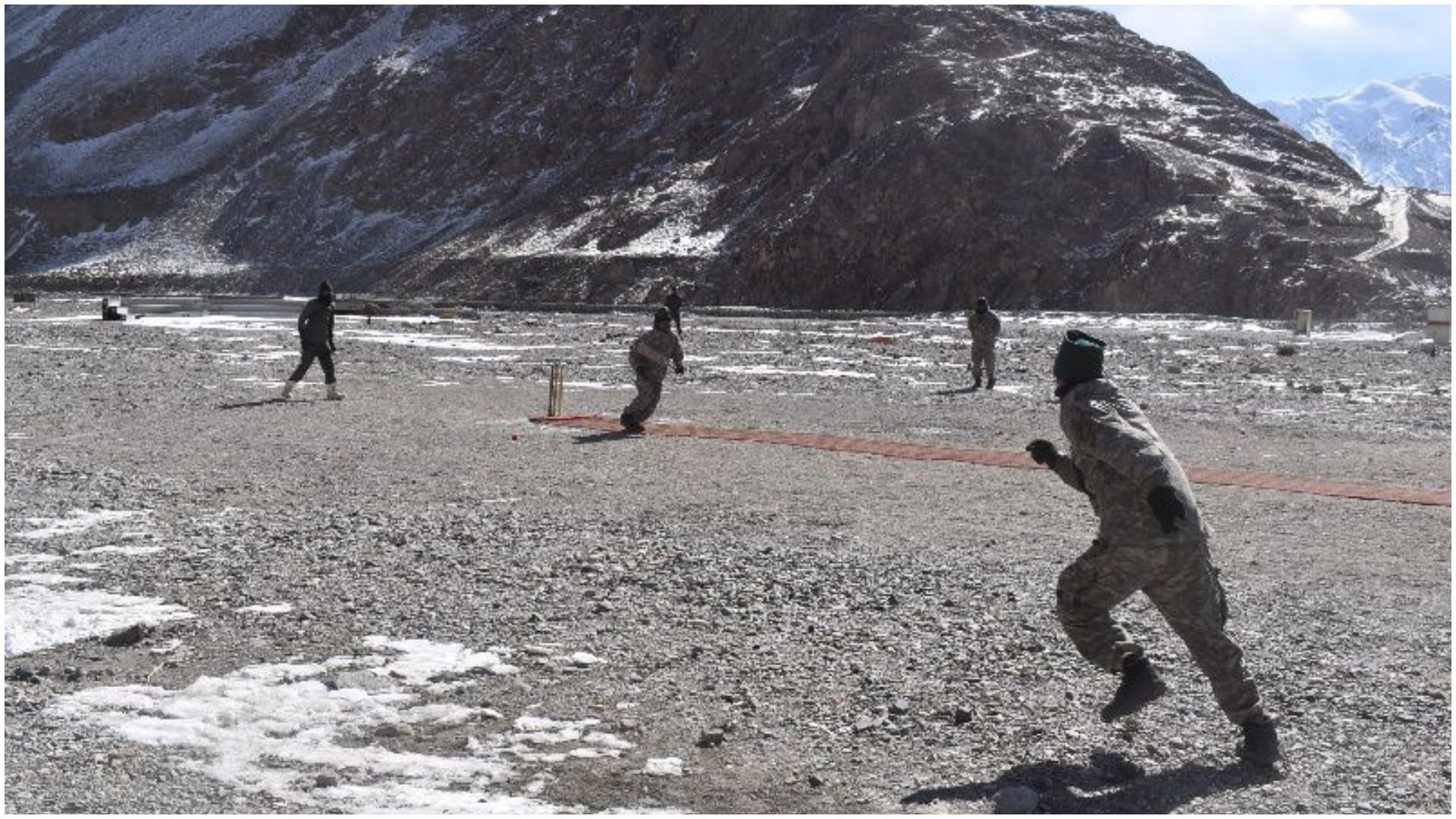 Indian Army Releases Photos of Soldiers Playing Cricket in Galwan Ghati News in Hindi