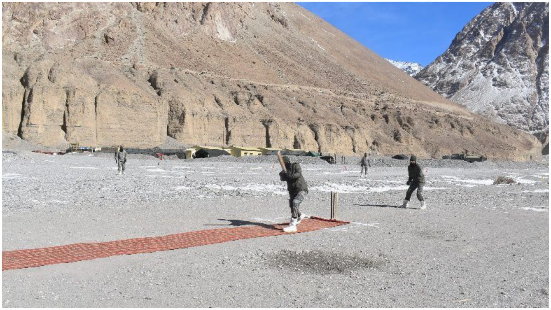 Indian Army Releases Photos of Soldiers Playing Cricket in Galwan Ghati News in Hindi