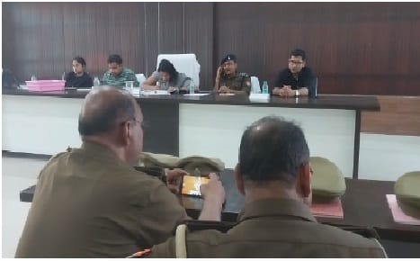 Sampoorna Samadhan Diwas, inspector was playing game on mobile, SDM ordered investigation