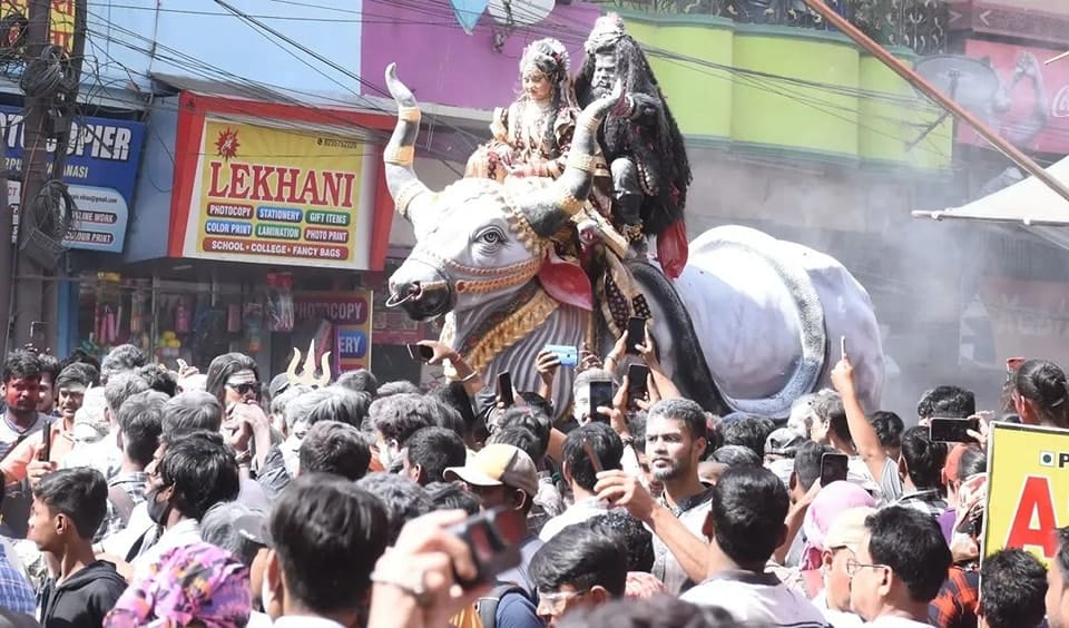 Holi 2023 played with ashes amidst  burning pyre in varanasi at Manikarnika ghat varanasi
