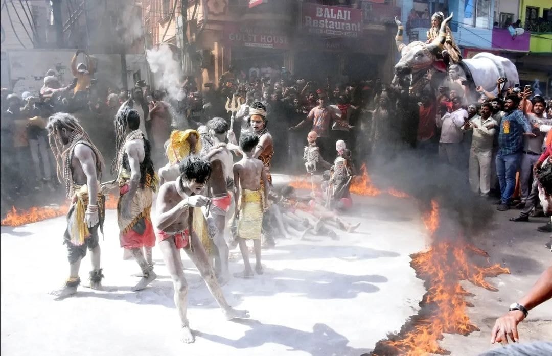 Holi 2023 played with ashes amidst  burning pyre in varanasi at Manikarnika ghat varanasi