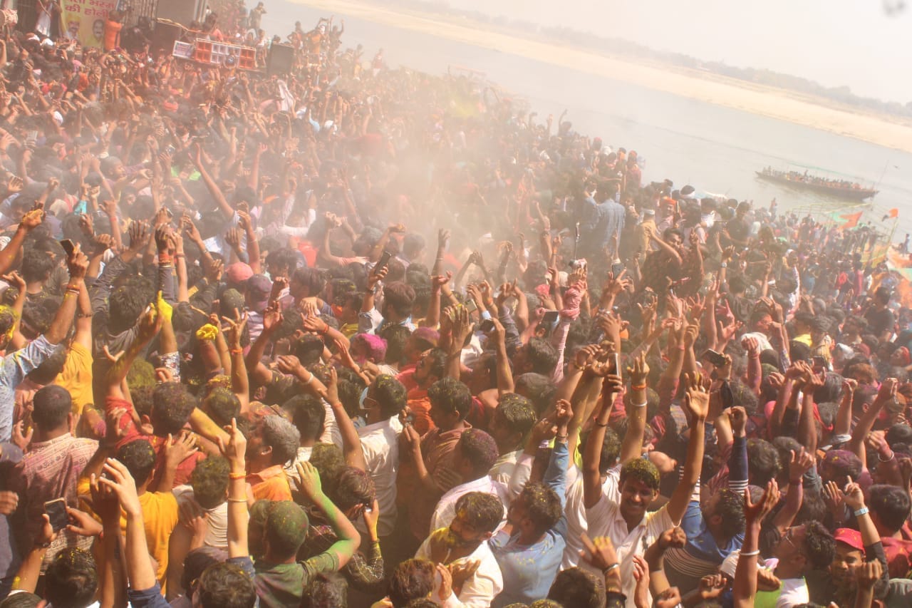 Holi 2023 played with ashes amidst  burning pyre in varanasi at Manikarnika ghat varanasi