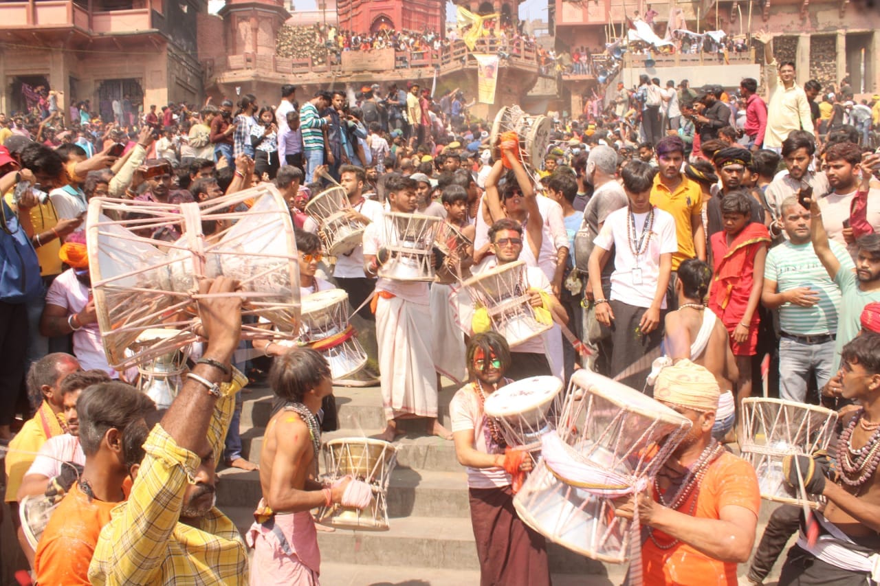 Holi 2023 played with ashes amidst  burning pyre in varanasi at Manikarnika ghat varanasi