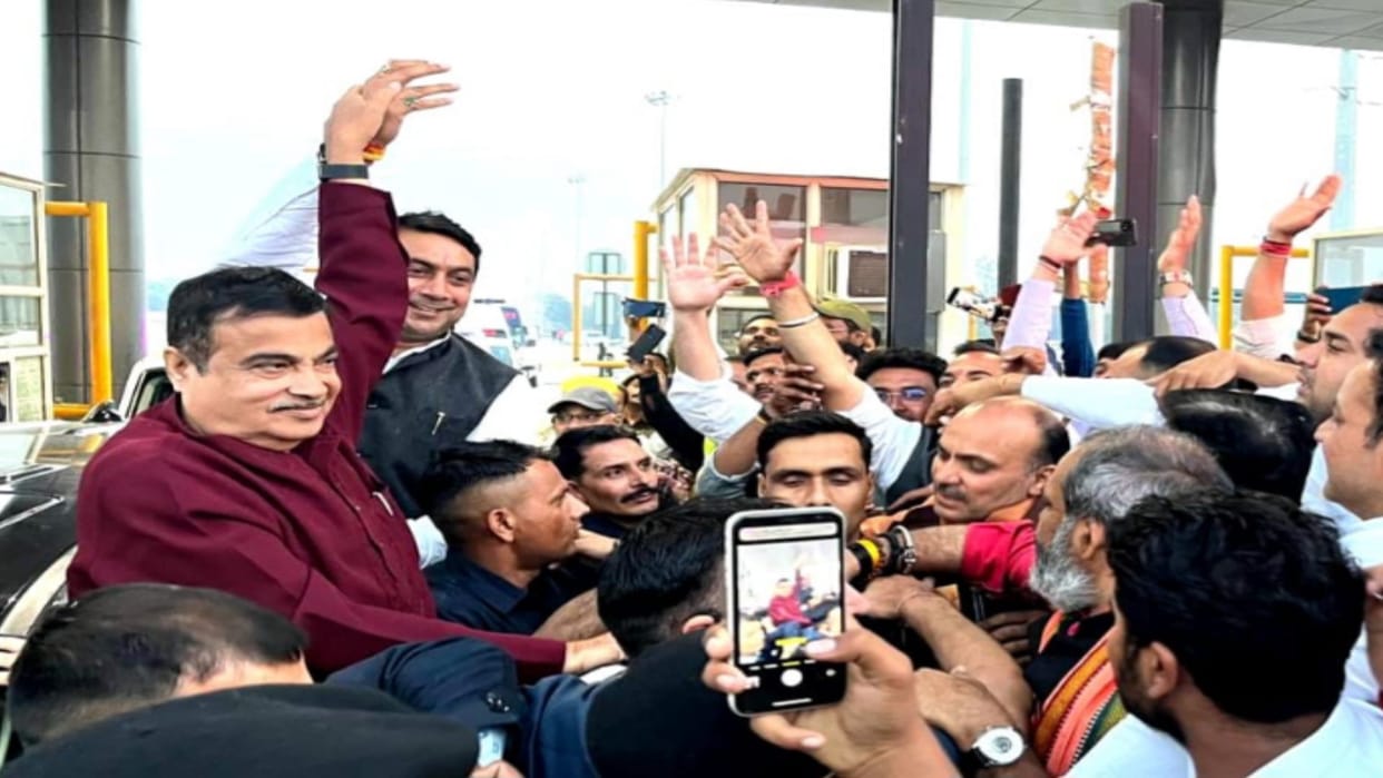 Meerut: Minister Nitin Gadkari went by NH-58 highway and saw the condition of the highway