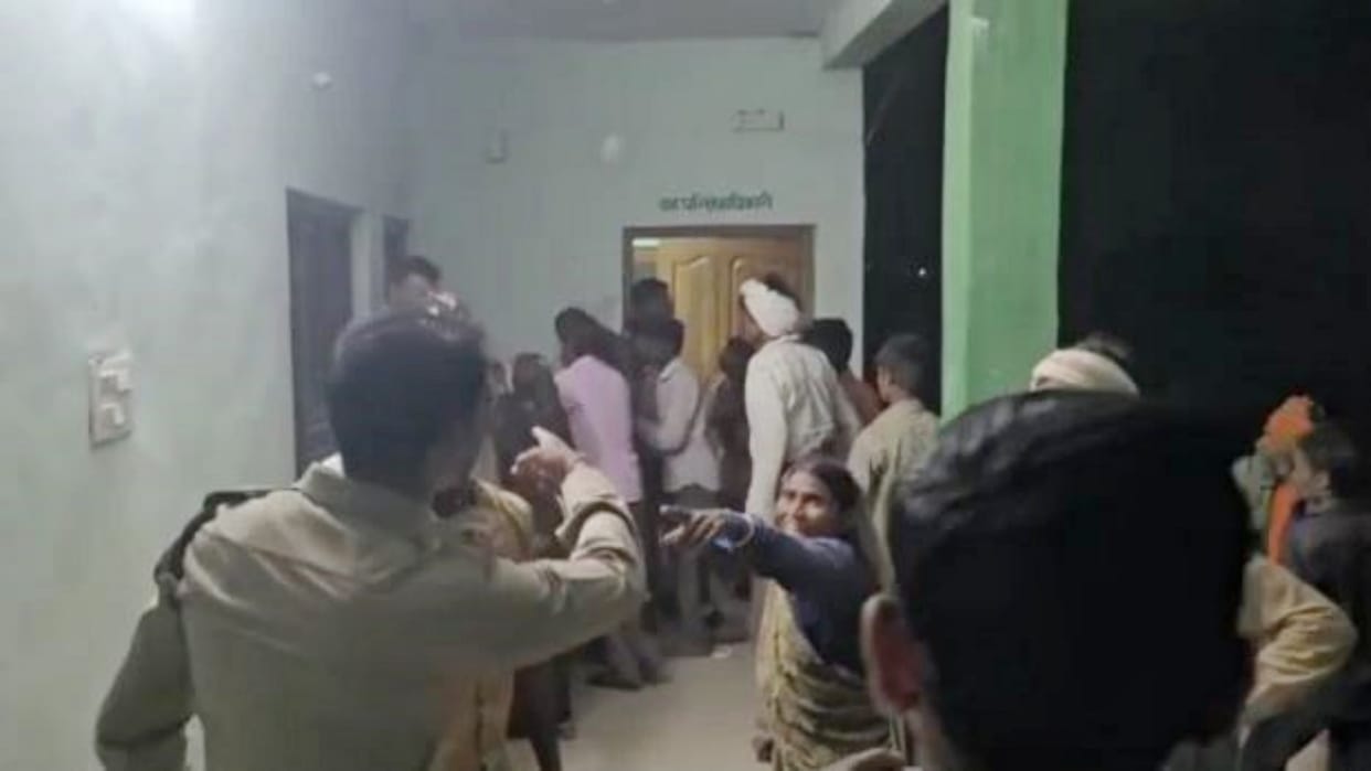 MP News Forest department office ransacked employees beaten up attackers took away four accused in Burhanpur