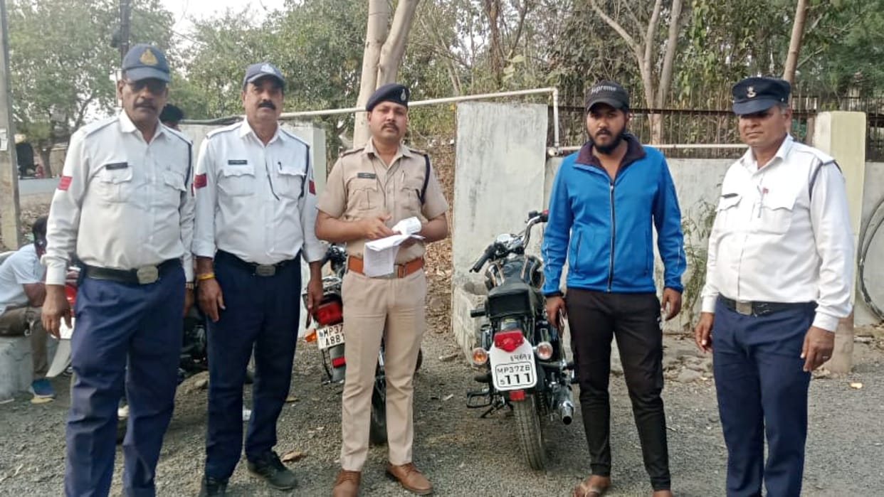 MP News Police in Sehore cut a challan of five thousand rupees to the bullet driver