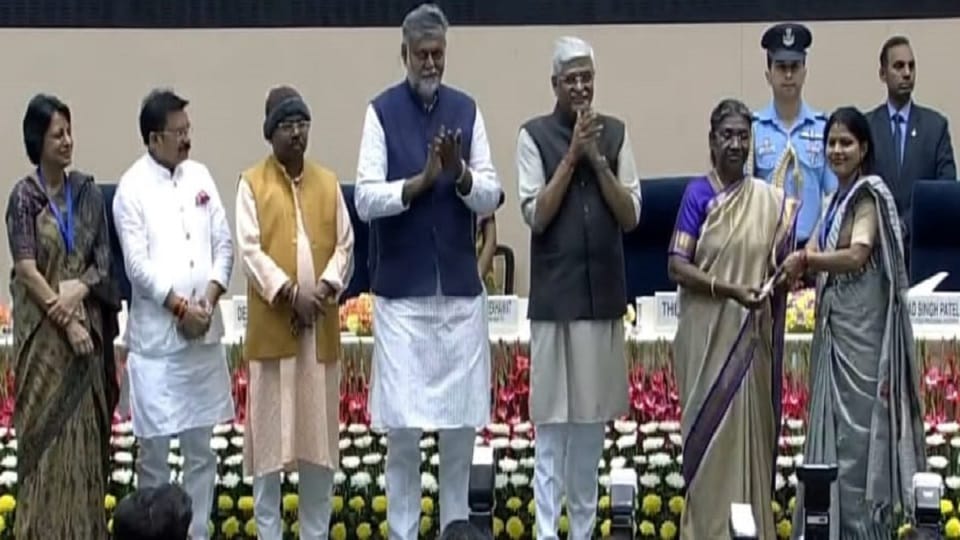 Aligarh Gram Pradhan Neelam Singh honored by the President