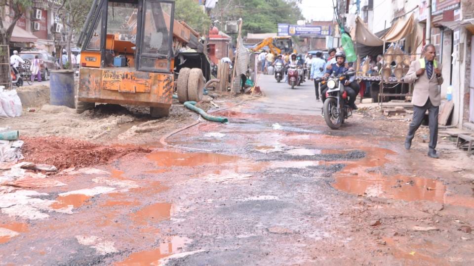 pits dug for sewer gas and water are lying open in colonies and Garbage lying on roads in Agra
