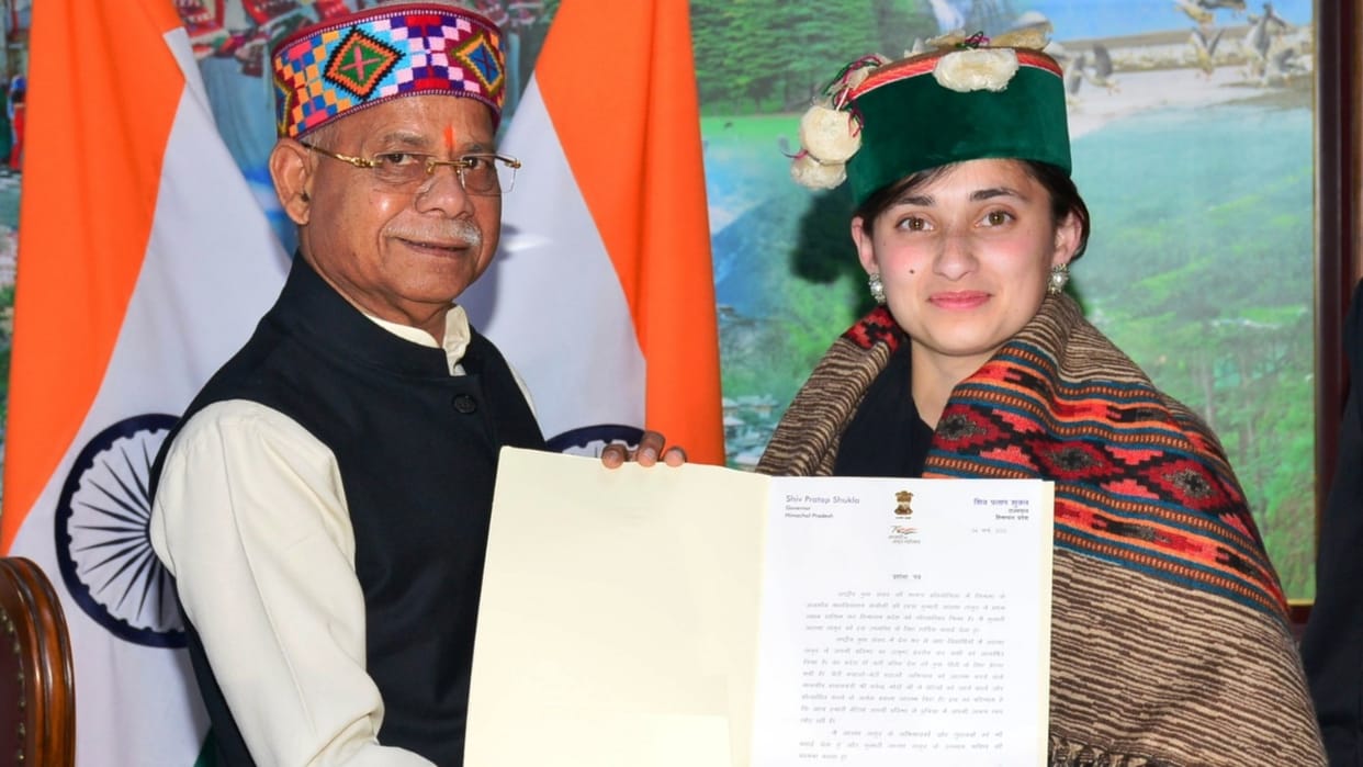 Shimla News: aastha sharma Honoured by Governor shiv pratap shukla