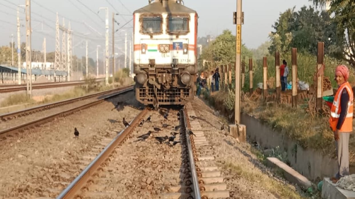 Prayagraj: Bull collided with Purushottam Express, train stood for 47 minutes