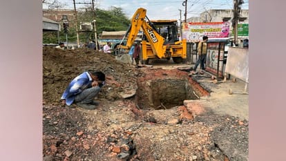 pits dug for sewer gas and water are lying open in colonies and Garbage lying on roads in Agra