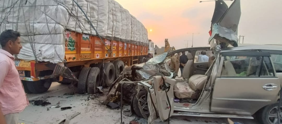 MP News: A car rammed into a truck on Budhni's bypass highway, two killed, five injured