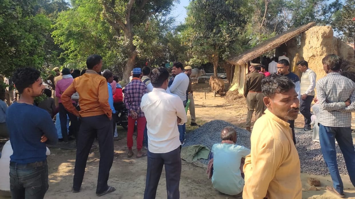 Vegetable vendor found dead near his home in Sitapur.