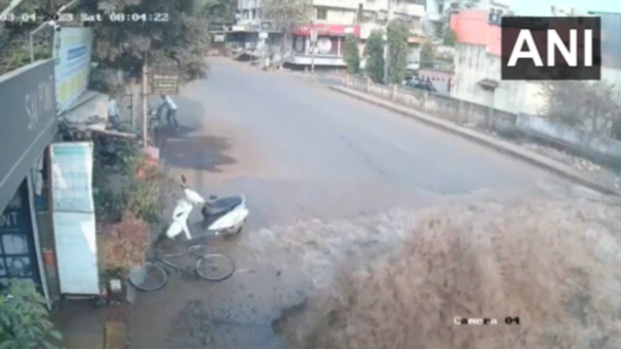 Maharashtra Road cracked open after an underground pipeline burst in Yavatmal