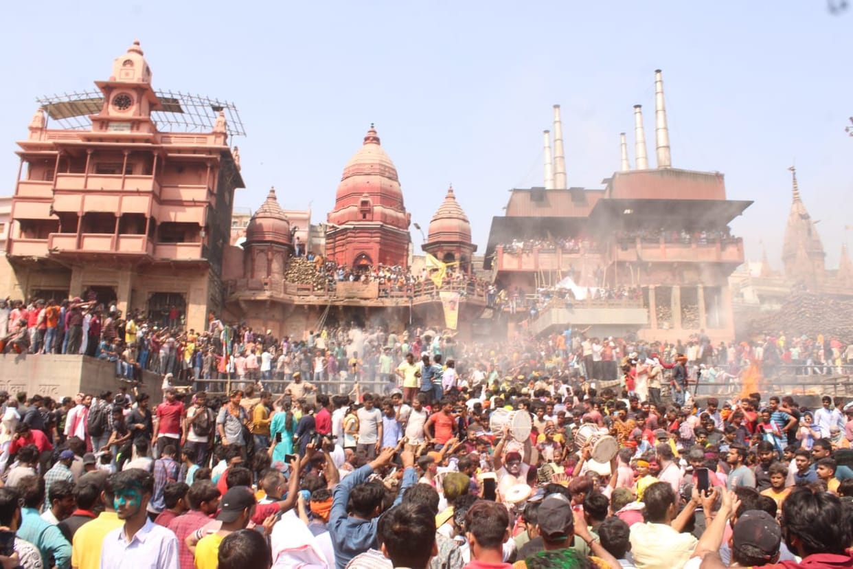 Holi 2023 played with ashes amidst  burning pyre in varanasi at Manikarnika ghat varanasi